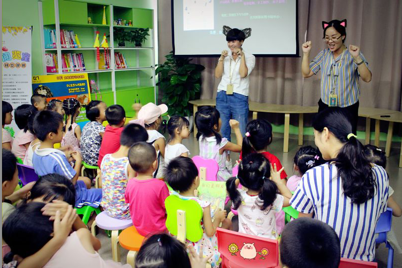 绘本故事：《大脚丫游巴黎》《葡萄》《风中之城》《学会拥抱》