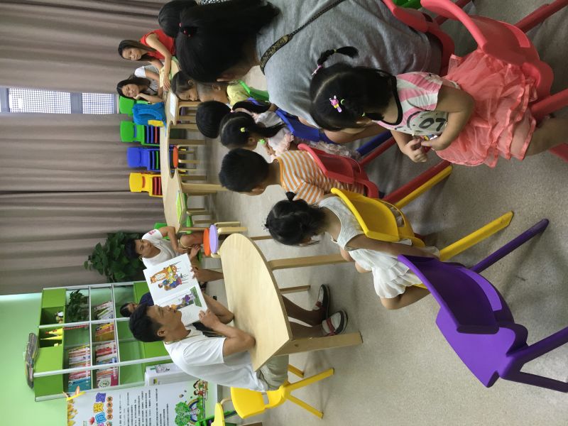 绘本故事：《老虎来喝下午茶》《如果你遇见一只恐龙》《和甘伯伯去游河》《小绿狼》